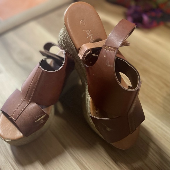 These are a lovely pair of new wedges by Anna. - Picture 1 of 5